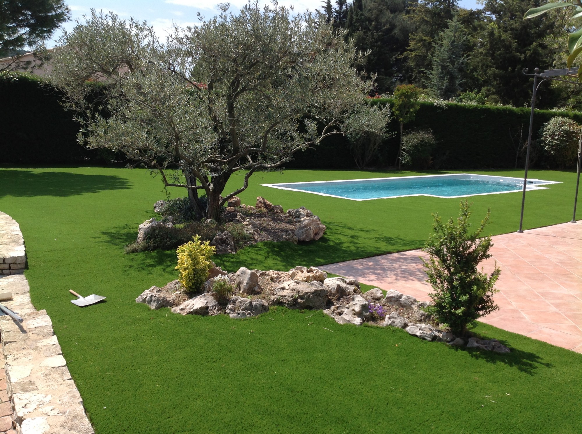Pose de gazon synthétique toit terrasse Nîmes dans le Gard (30)